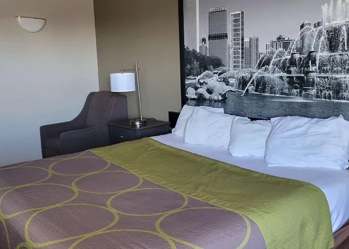 Super 8 By Wyndham Aurora/Naperville Area